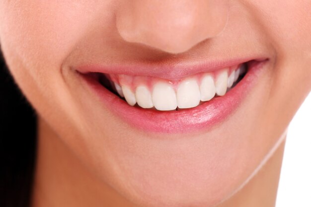 Sonrisa perfecta con dientes blancos, primer plano