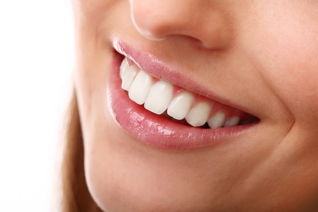 Sonrisa perfecta con dientes blancos, primer plano