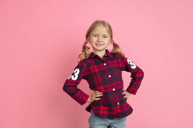 Foto gratuita sonrisa segura. retrato de niña caucásica en la pared rosada del estudio.