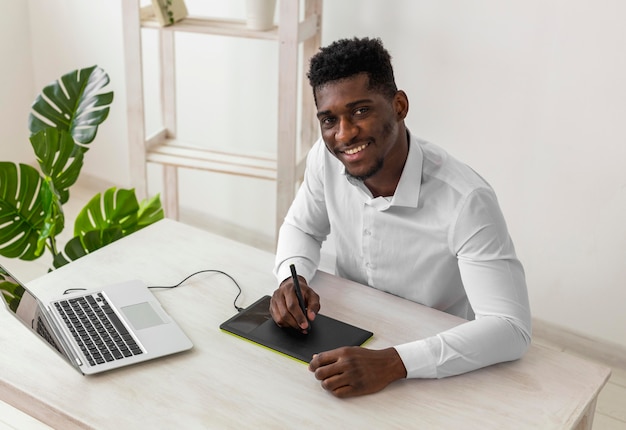 Foto gratuita sonrisas de hombre afroamericano