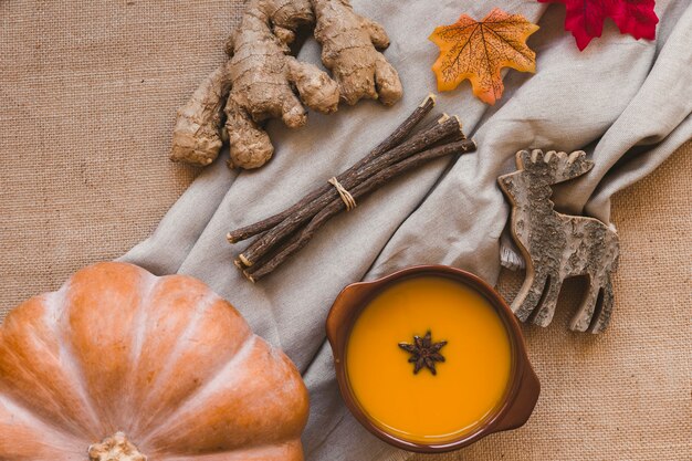 Sopa y alce de madera cerca de símbolos del otoño