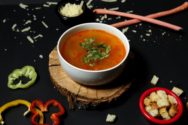 Sopa de arroz en tazón galletas saladas cebolla pimiento vista lateral