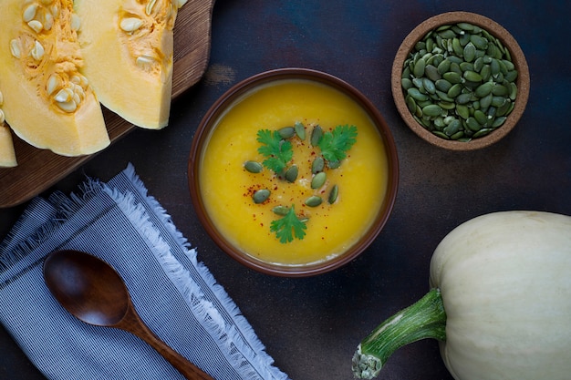 Foto gratuita sopa asada de crema de calabaza con semillas de calabaza