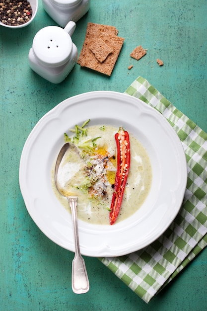 Sopa de brécol lista para el almuerzo