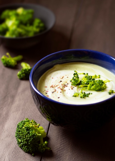 Sopa de brócoli alimentos de invierno vista alta