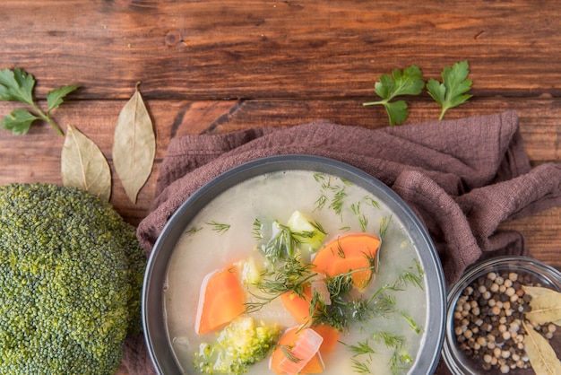 Sopa de brócoli casera fresca sobre tela