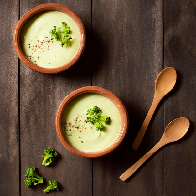 Foto gratuita sopa de brócoli comida de invierno laicos plana