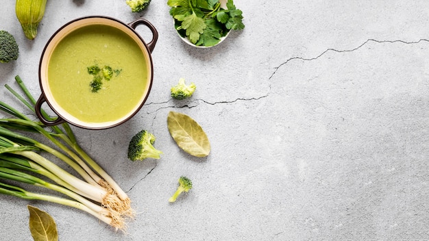 Sopa de brócoli copia espacio vista superior