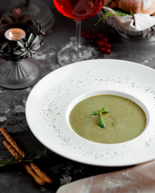 Sopa de brócoli pura sobre la mesa