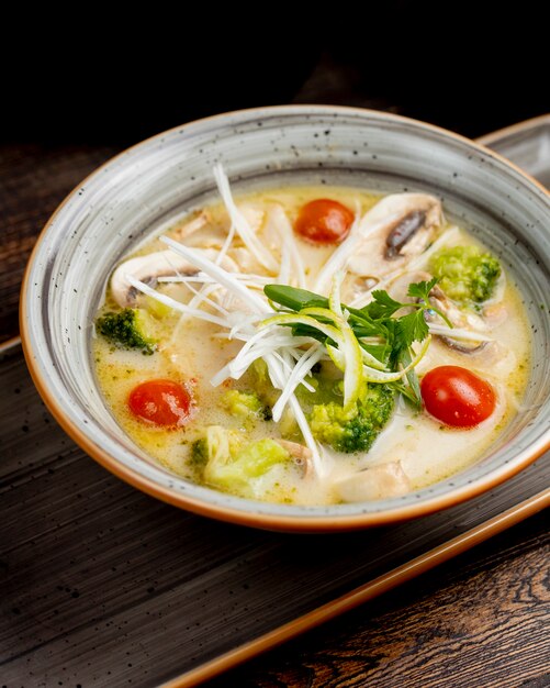 sopa con brócoli, tomates, champiñones y verduras