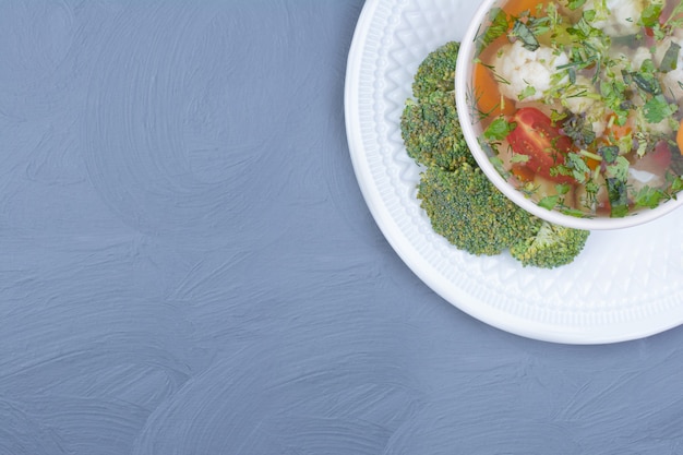 Foto gratuita sopa de brócoli verde en caldo con verduras