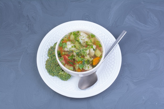 Sopa de brócoli verde en caldo con verduras