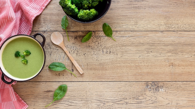 Sopa de brócoli de verduras sobre fondo de madera