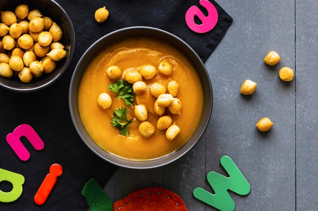 Sopa de calabaza, bocadillos de guisantes, comida sana para niños