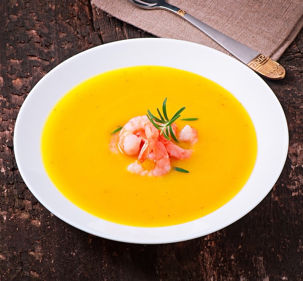 Sopa de calabaza con camarones y romero