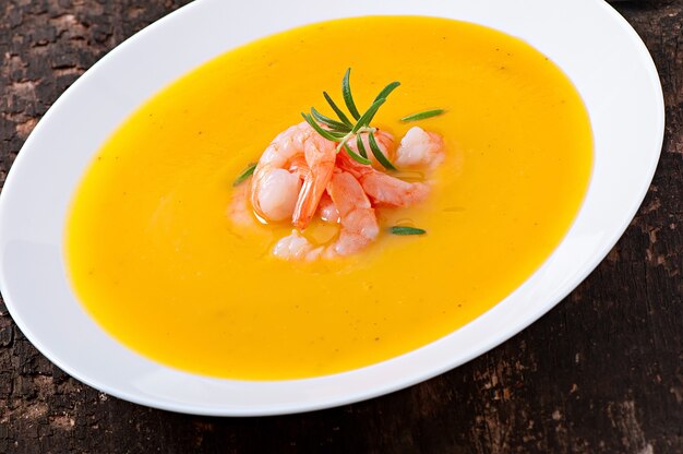 Sopa de calabaza con camarones y romero