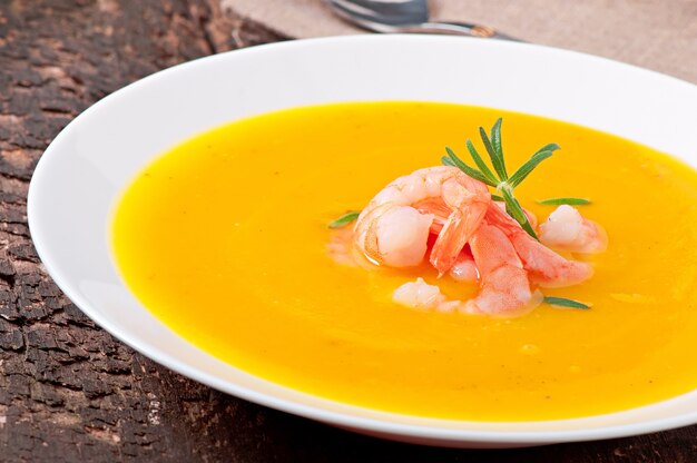 Sopa de calabaza con camarones y romero