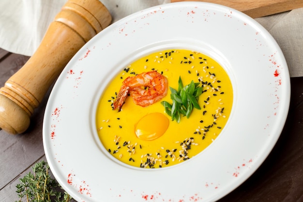 Foto gratuita sopa de calabaza con camarones