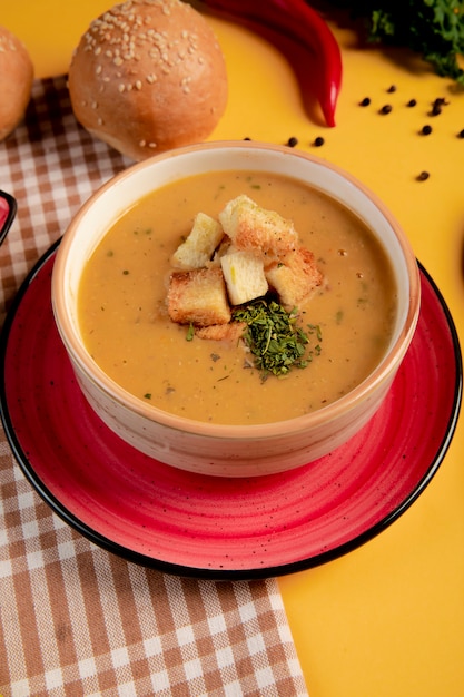 Foto gratuita sopa de calabaza con galletas y hierbas.