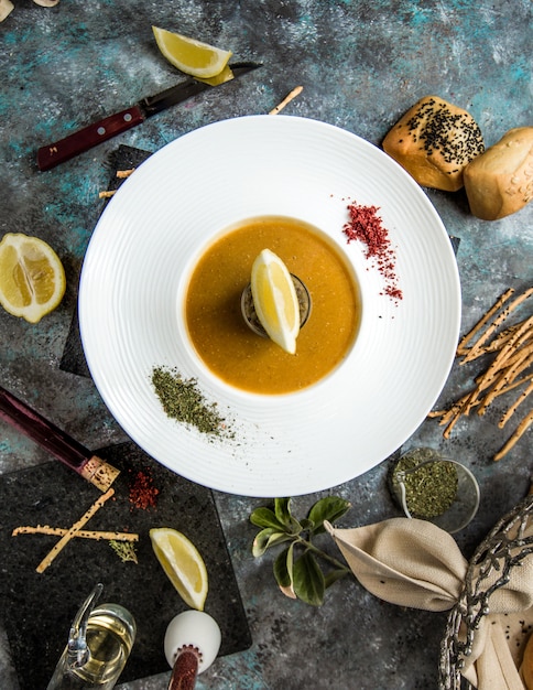 Foto gratuita sopa de calabaza con hierbas, especias y limón.