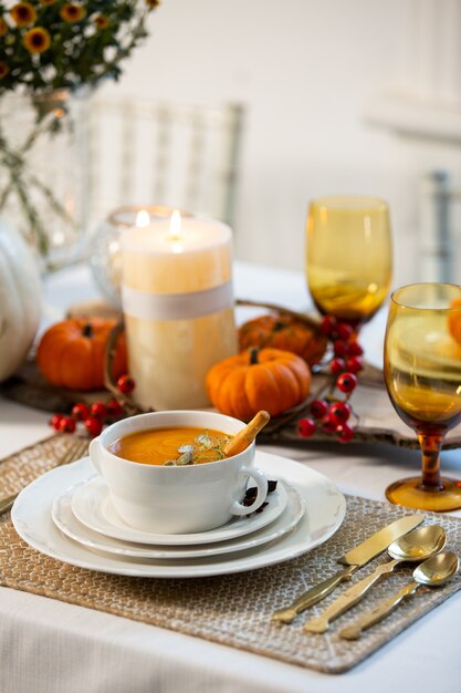 Sopa de calabaza sobre la mesa