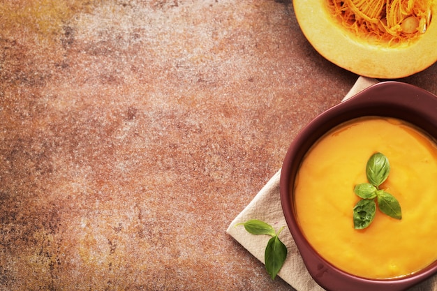 Sopa de calabaza en un tazón