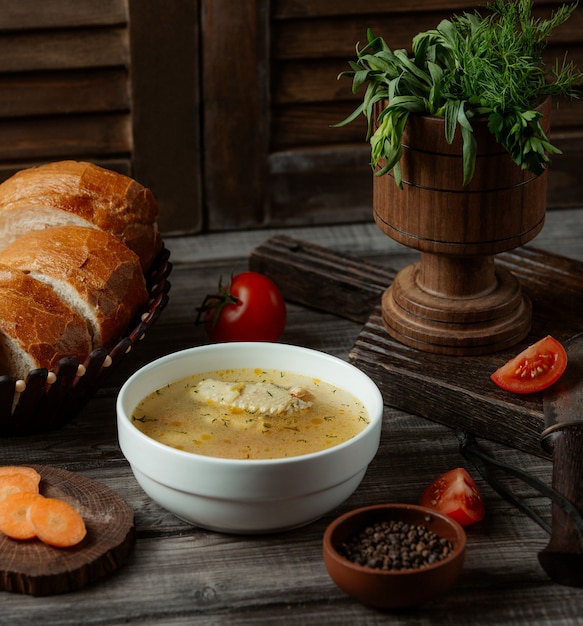 Sopa de caldo de pollo con hierbas y especias.