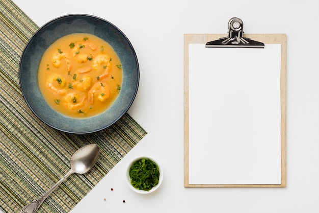 Sopa de camarones brasileña endecha plana