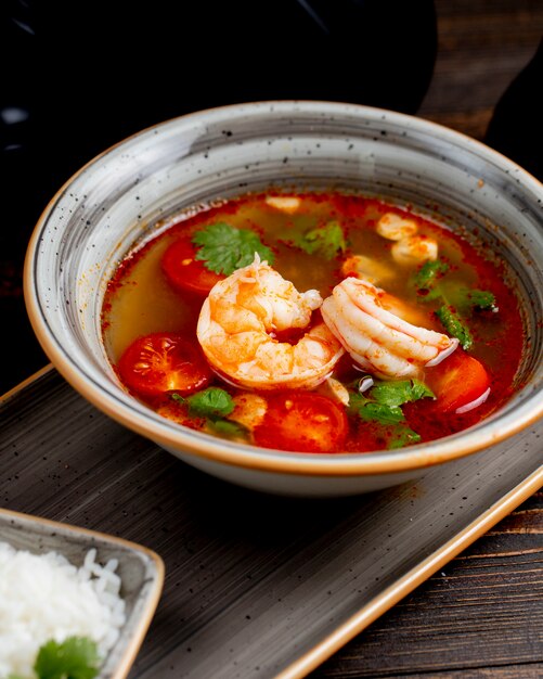 sopa de camarones con tomates y verduras