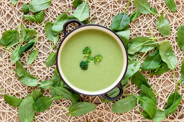 Sopa casera de brócoli y espinacas.