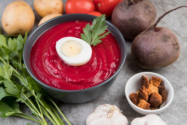 Sopa casera de crema de tomate y huevo alta vista