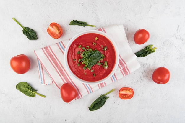 Sopa casera de crema de tomate y lindo arreglo