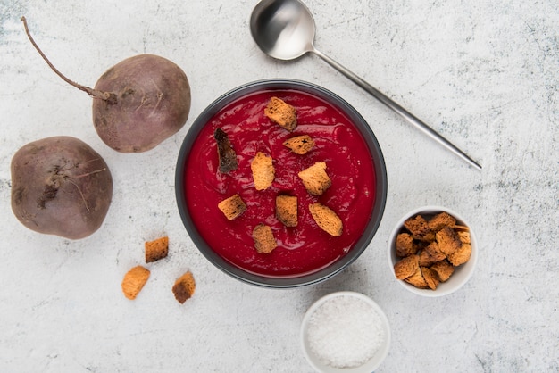 Sopa casera de crema de tomate en plano