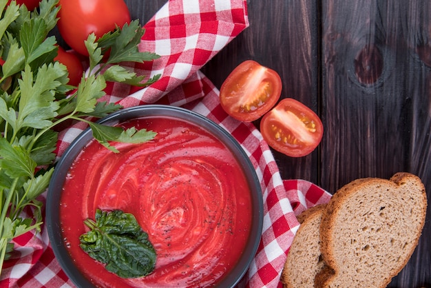 Sopa casera de crema de tomate y rebanadas de pan