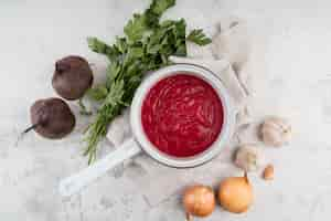 Foto gratuita sopa casera de crema de tomate en tetera