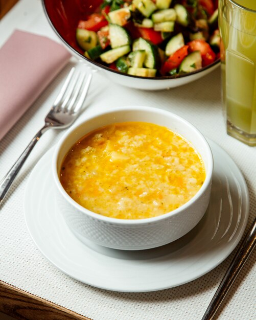 sopa de cebolla con ensalada de verduras