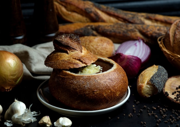 Sopa de cebolla francesa en un bol de pan crujiente