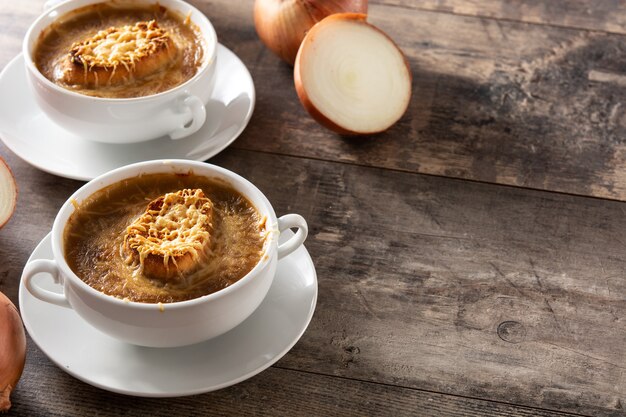 Sopa de cebolla francesa en mesa de madera