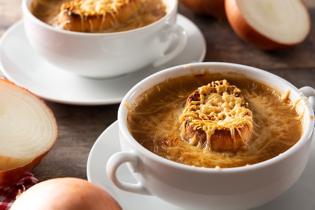 Sopa de cebolla francesa en mesa de madera