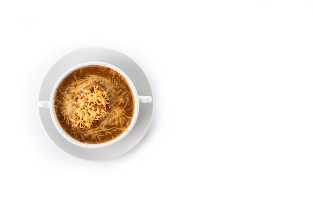 Sopa de cebolla francesa tradicional aislado sobre fondo blanco.