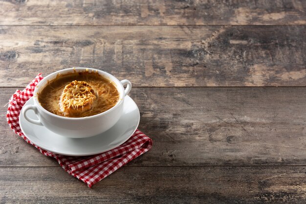 Sopa de cebolla francesa tradicional sobre mesa de madera