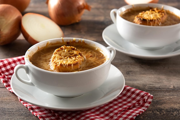 Sopa de cebolla francesa tradicional sobre mesa de madera