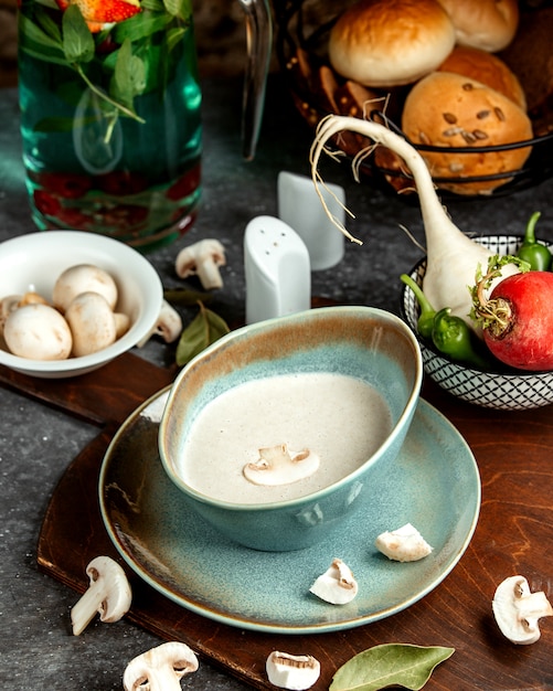 Sopa de champiñones con bollos de pan