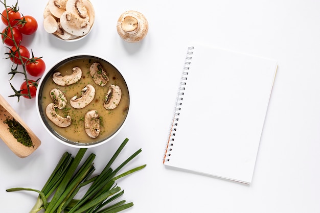 Sopa de champiñones y libreta vacía