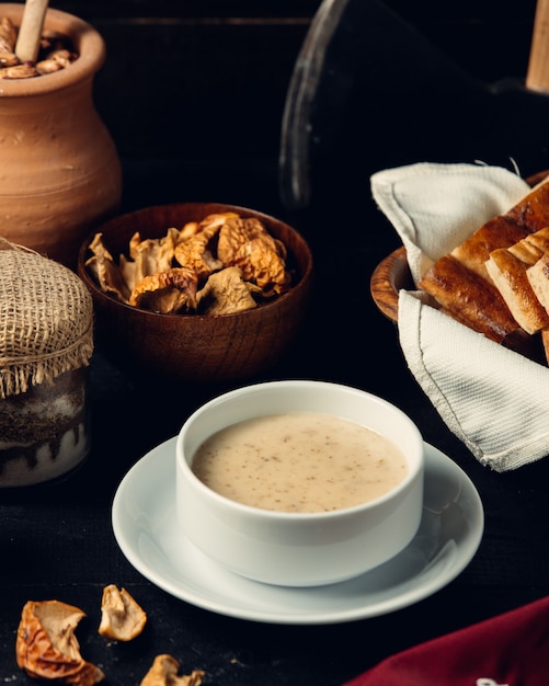 Sopa de champiñones con pan sobre la mesa