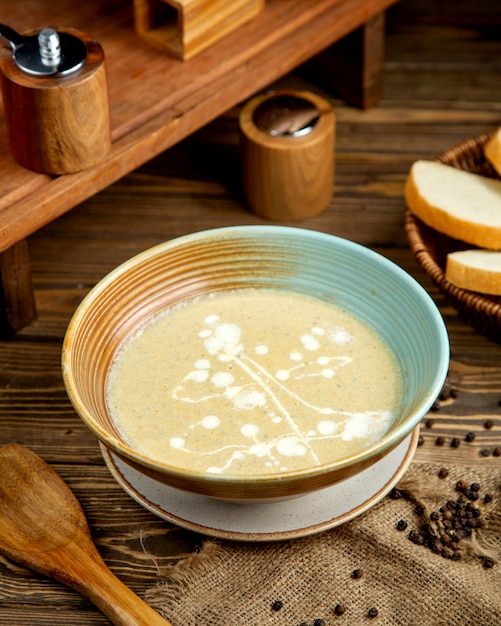 Foto gratuita sopa de champiñones con rebanadas de pan blanco