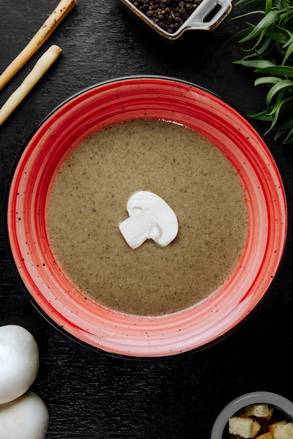 Sopa de champiñones con rodaja de champiñón