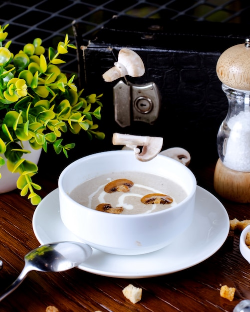 Foto gratuita sopa de champiñones servida con rodajas de champiñones