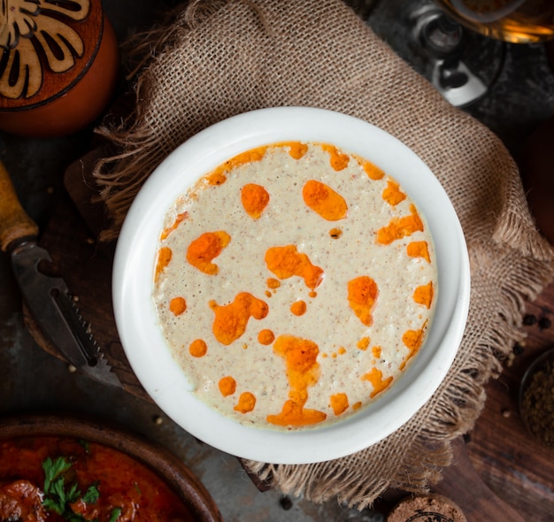 sopa de champiñones sobre la mesa