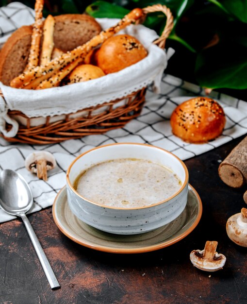 Sopa de champiñones sobre la mesa